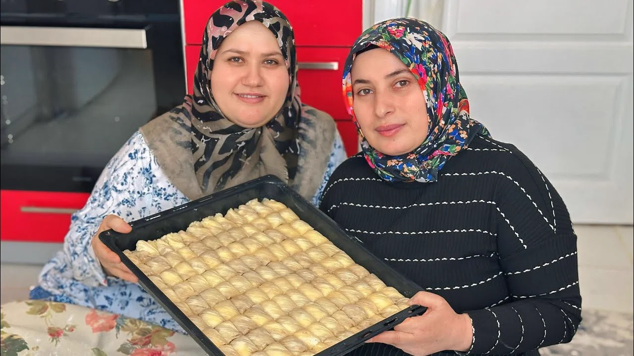Tepsi Tepsi SİPARİŞLERE YETİŞEMEDİĞİM BURGU BAKLAVA TARİFİ ÇITIR ÇITIR BAKLAVA TARİFİ