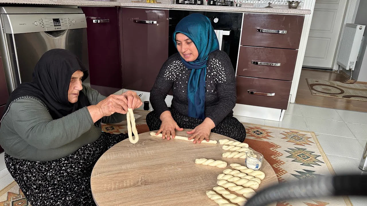 Artık PASTANEDEN ALMIYORUM ÇAYA KAHVALTIYA 10 DAKİKADA YOĞUR VER FIRINAÇITIR ÇITIR SİMİT TARİFİ