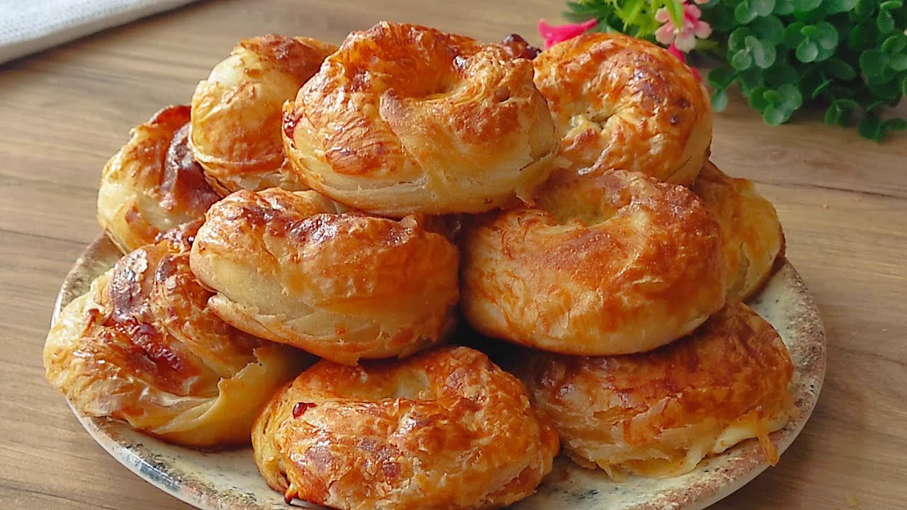 NE KADAR KOLAYMIŞ YILLARCA BOŞUNA UĞRAŞMIŞIZ YEPYENİ YÖNTEM PUL PUL DÖKÜLEN BÖREK TARİFİ