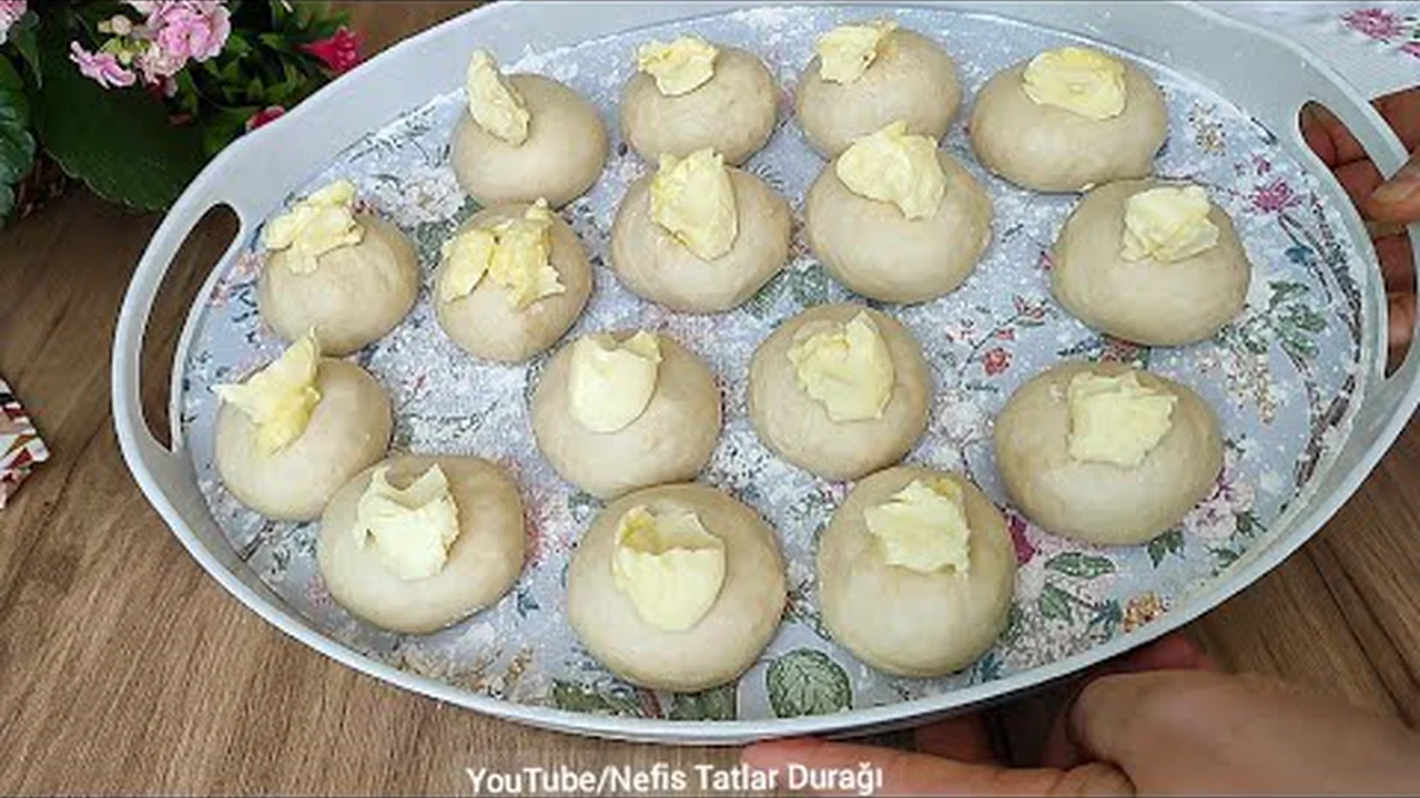 NASIL YAPILDIĞINA İNANAMAYACAKSINIZ BİR ŞİŞE MADEN SUYU İLE MİLFÖY TADINDA BÖREK TARİFİ