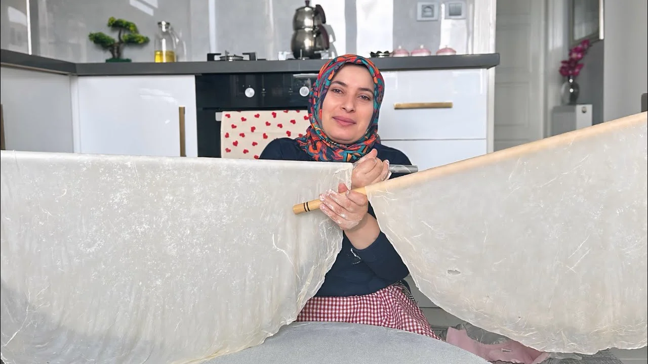 HAMURU YAĞ GİBİ AÇILIYOR ÇITIRLIĞINI KAYBETMEYEN EL AÇMASI BAKLAVA TARİFİ