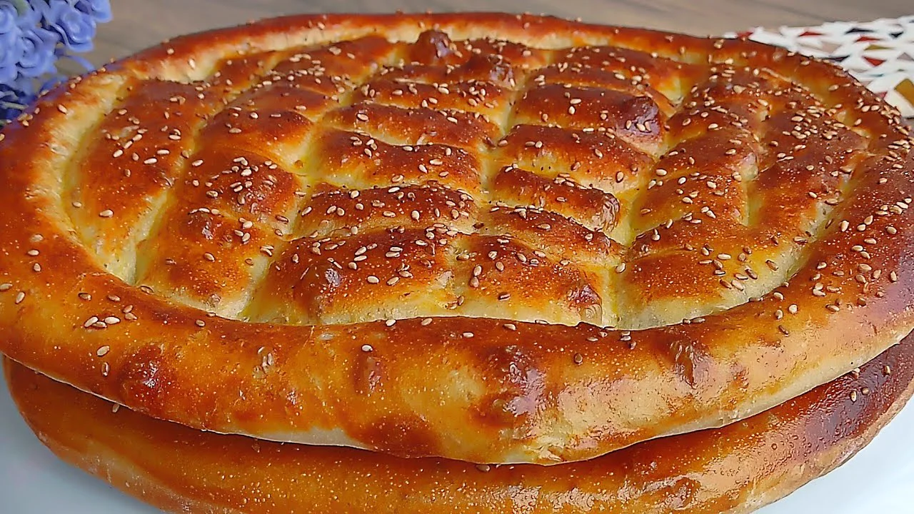 KAÇ TEPSİ YAPSAM ANINDA BİTER SADECE UN, SU, TUZ, VE MAYA İLE RAMAZAN PİDESİ TARİFİ