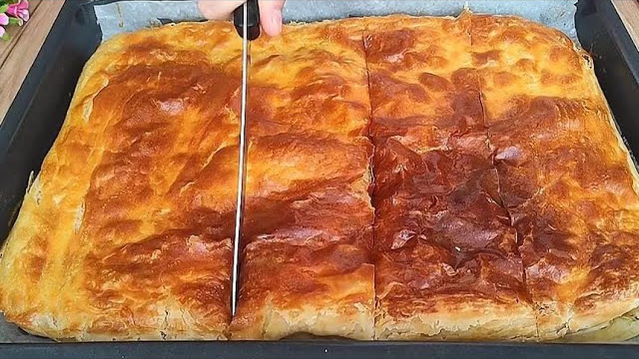 KABAK ALINCA HEMEN BÖREK YAPIYORUM FIRINDAN ÇIKTIĞI GİBİ BİTİYOR ASLA BİLDİĞİNİZ BÖBREKLERE BENZEMEZ