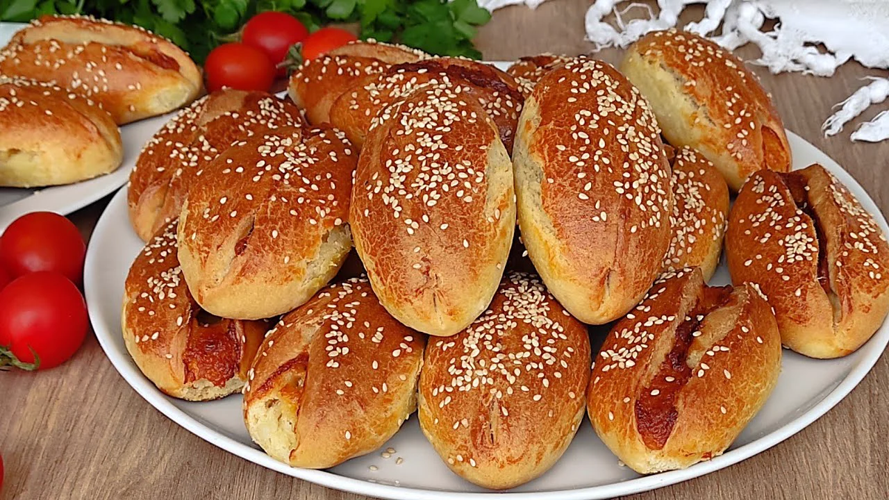 HERKES MAYALI SANDI PASTANEDE YOK BÖYLESİ BEKLETMEDEN 10 DAKİKADA PUF PUF KABARAN POĞAÇA Tarifi