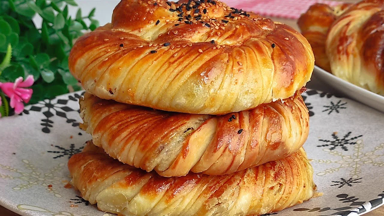 TEPSİ TEPSİ YAPIYORUM YAPILDIĞI ANDA BİTİYOR ASLA BİLDİĞİNİZ BÖREKLERE BENZEMEZ