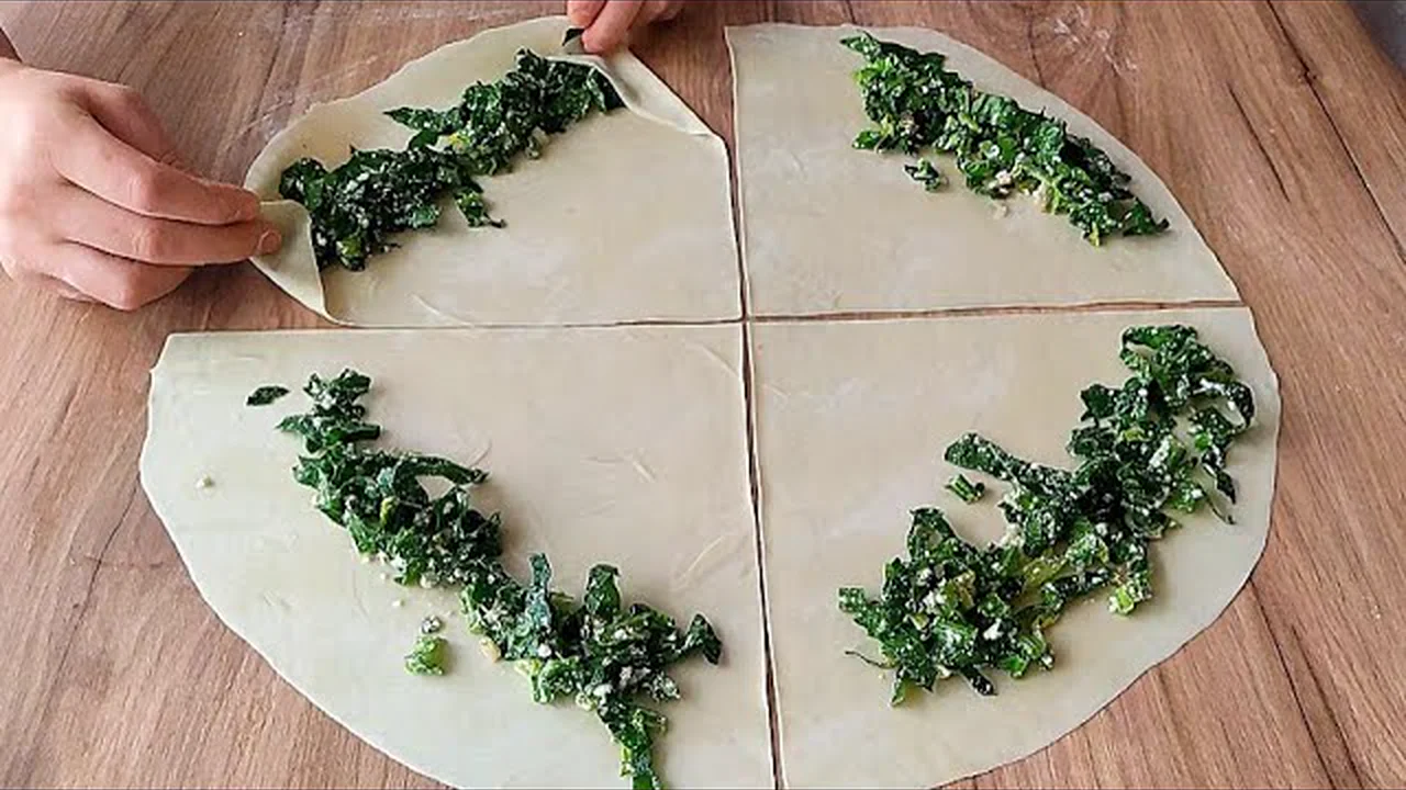 ISPANAK MEVSİMİ GELDİĞİNDE TEPSİ TEPSİ YAPIYORUM YOK BÖYLE BİR LEZZET EL Açması börek